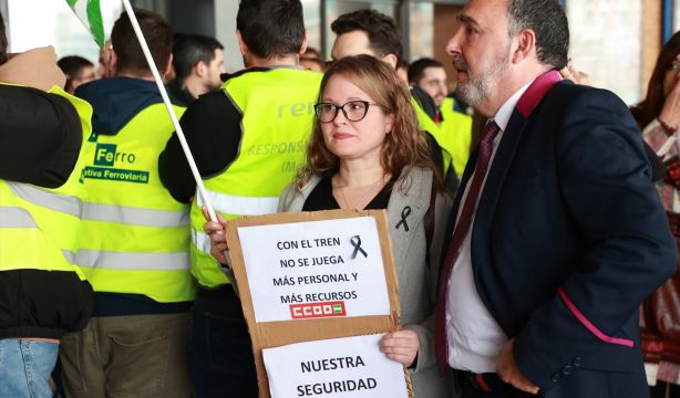 Ministerio de Transportes y sindicatos llegan a un acuerdo para desconvocar la huelga de trenes