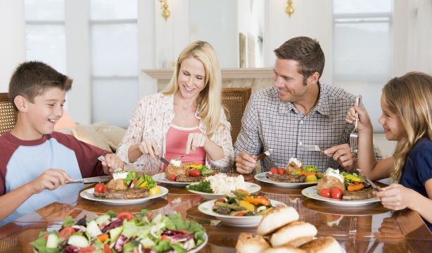 Las cenas familiares pueden reducir el riesgo de consumo de sustancias para muchos adolescentes