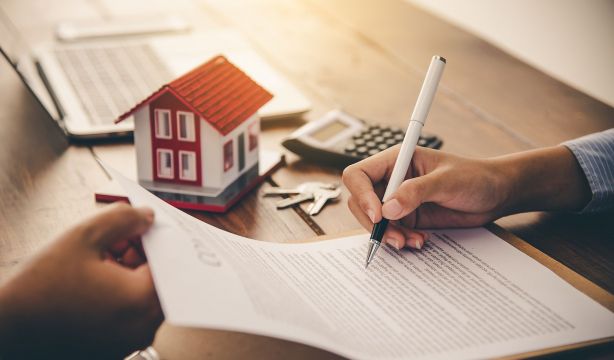 Casi la mitad de los hogares españoles tiene su vivienda en propiedad sin hipoteca. Fuente: BigStock.