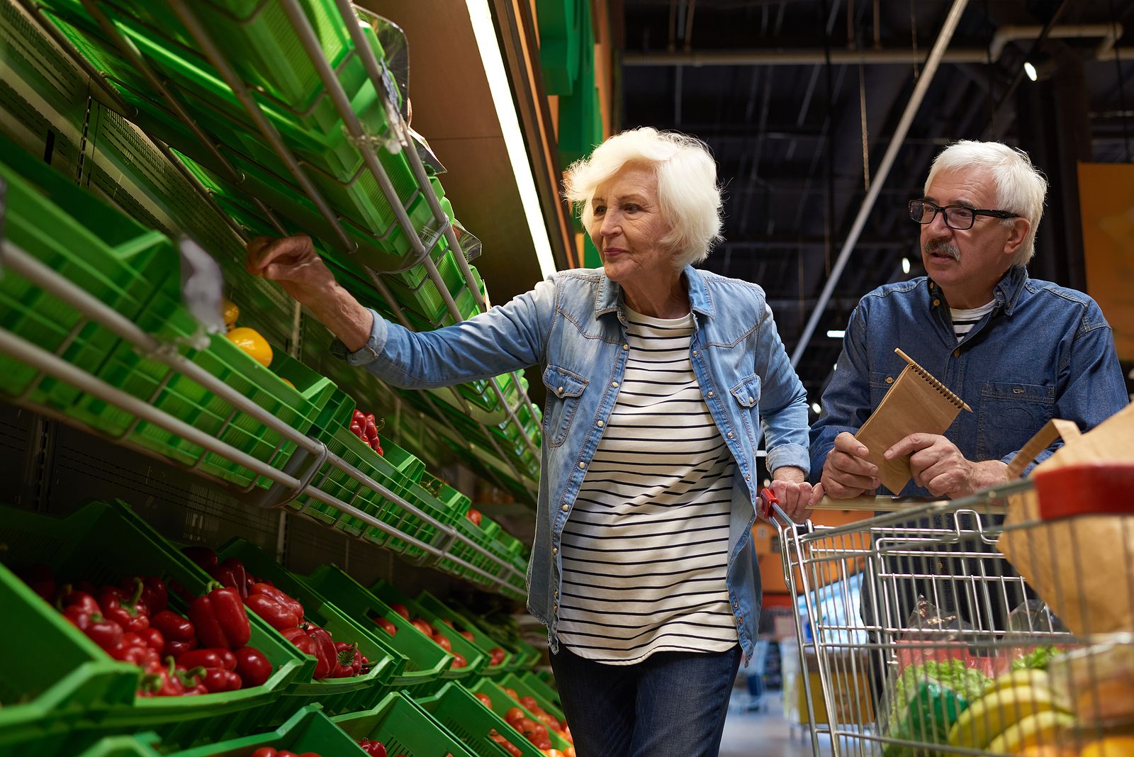 Un agricultor enseña cómo elegir la mejor fruta y verdura en el supermercado. Fuente: BigStock.