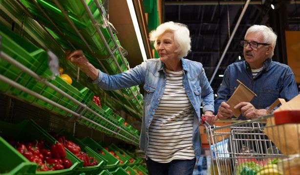 Un agricultor enseña cómo elegir la mejor fruta y verdura en el supermercado. Fuente: BigStock.