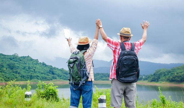 Viajar no tiene edad: una pareja de aventureros recorre el mundo tras la jubilación (Bigstock)