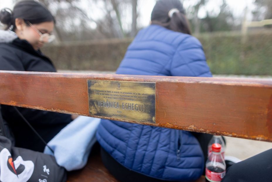 Madrid homenajea este martes a 10 personalidades con placas en bancos del Retiro