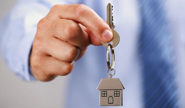 Hacienda confirma: los mayores de 65 años pueden donar su vivienda a sus hijos sin pagar IRPF