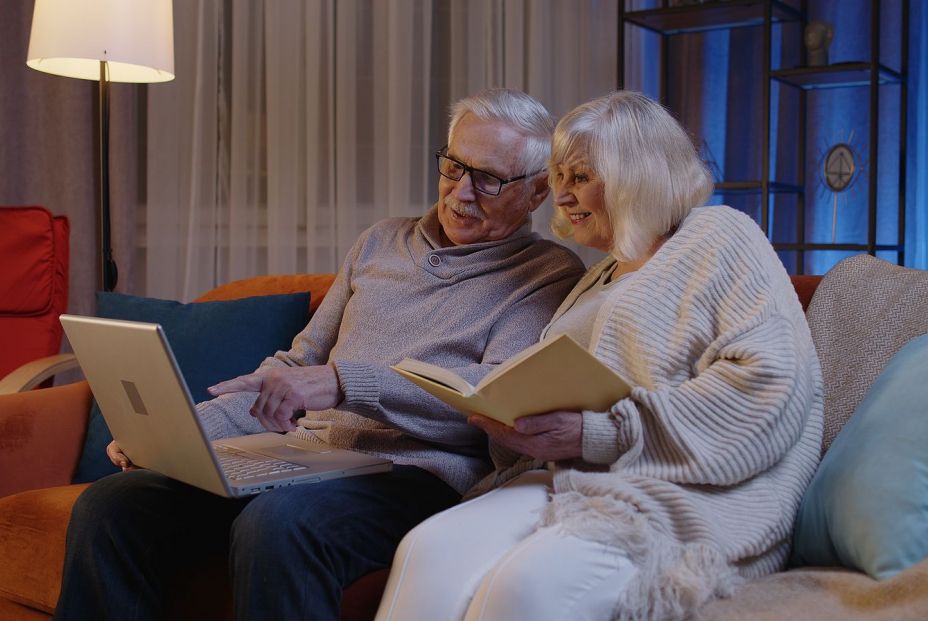 Un pareja de séniors con un videojuego de entrenamiento mental. (Bigstock)