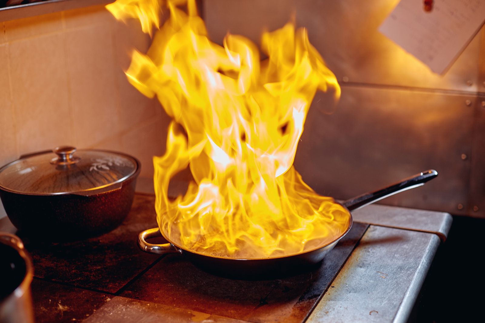 ¿Qué debes hacer si se incendia una sartén con aceite en casa? Los bomberos lo explican