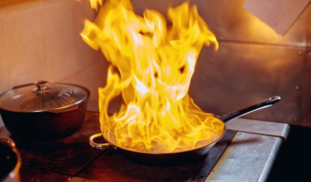 ¿Qué debes hacer si se incendia una sartén con aceite en casa? Los bomberos lo explican