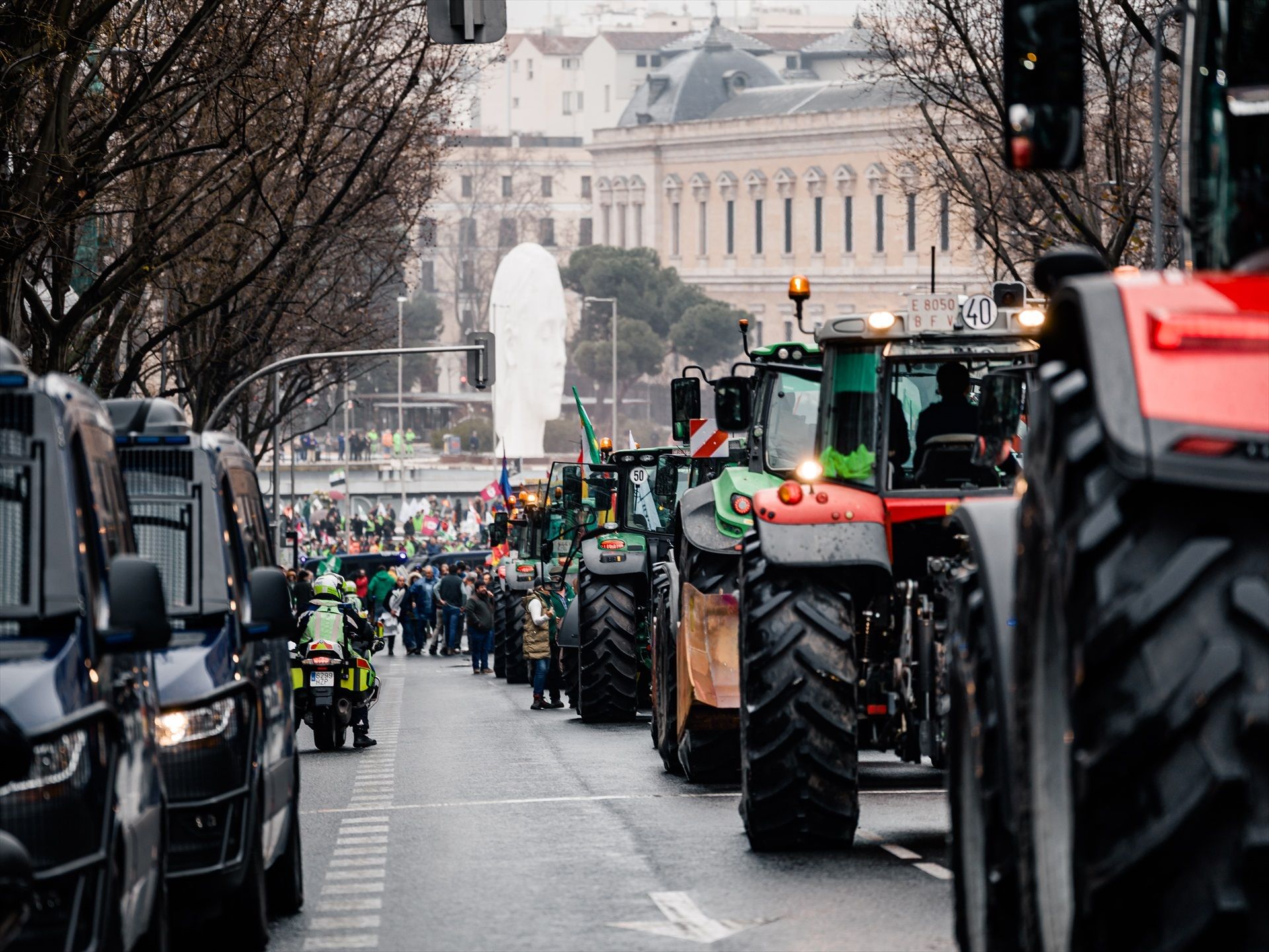 EuropaPress 7282516 varios tractores avanzan calle genova plaza colon 11 febrero 2026 madrid