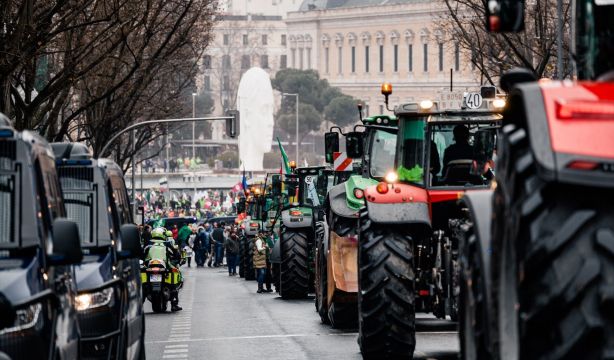 EuropaPress 7282516 varios tractores avanzan calle genova plaza colon 11 febrero 2026 madrid