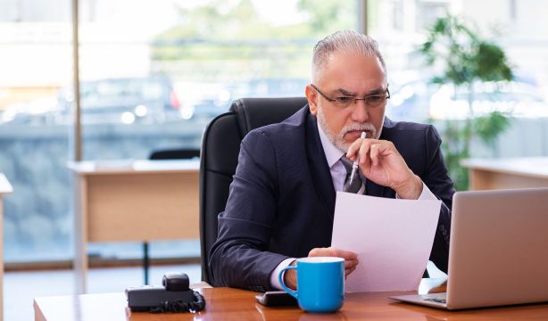 La reforma laboral de Montenegro: una bomba de relojería para los mayores de 50