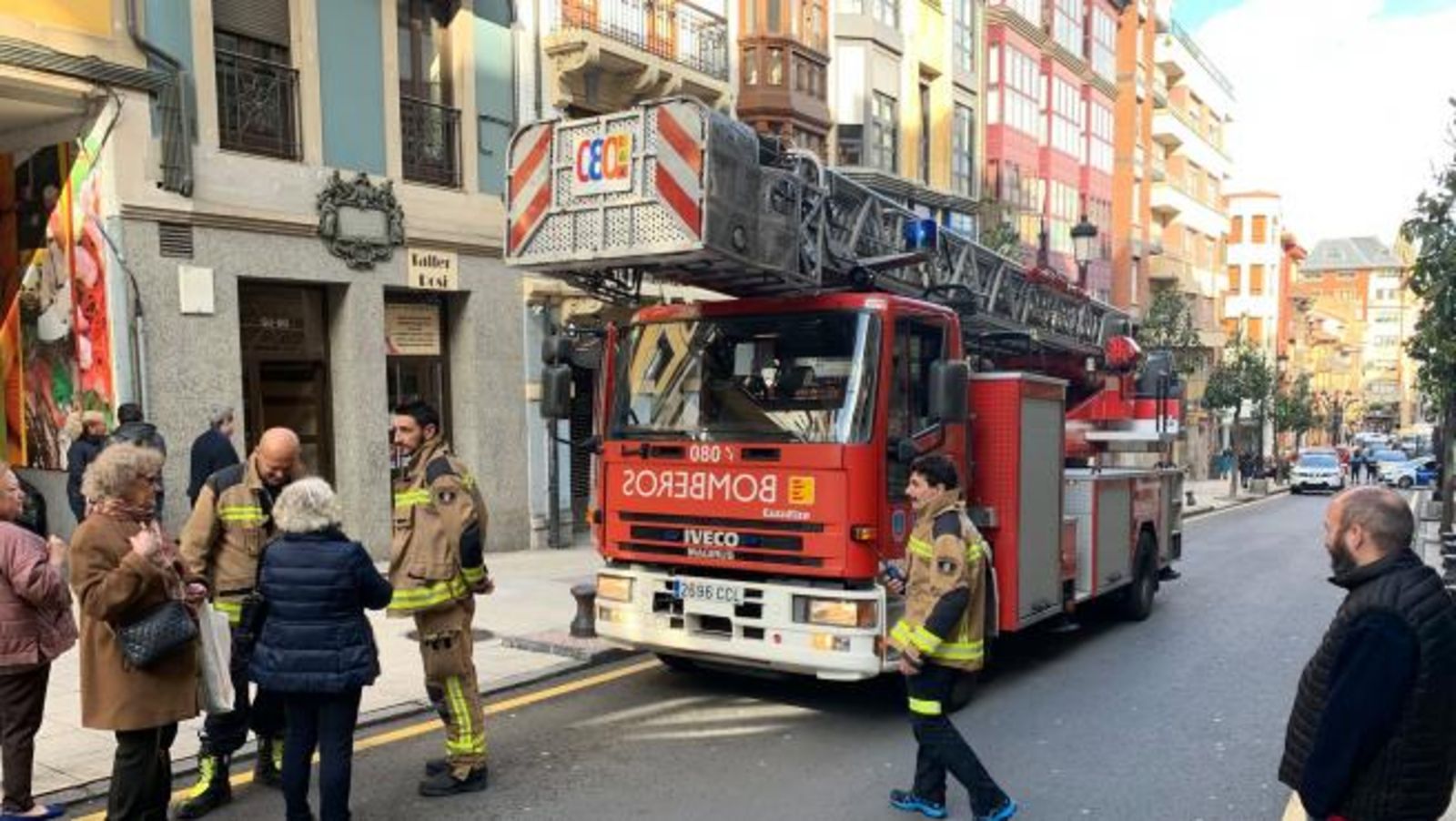 Rescatan en Asturias a dos personas mayores que llevaban días caídas en sus casas