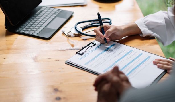 Seguros de salud: las reclamaciones se disparan un 72% por rechazar tratamientos y subidas de precio. Foto: bigstock 