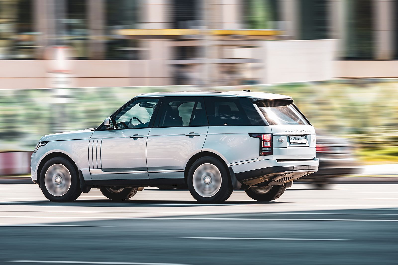 La etiqueta roja de la DGT qué es y qué vehículos están obligados a llevarla