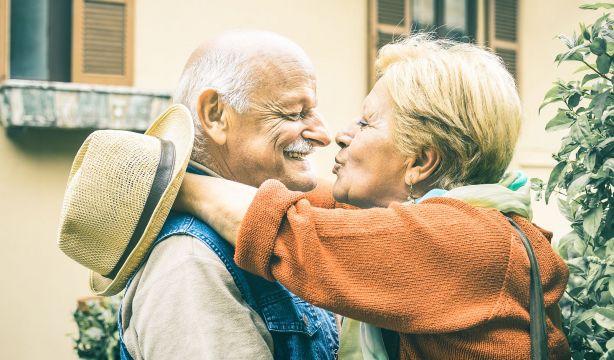 'Besar a cualquier edad': CONFEMAC reivindica el derecho de los mayores a amar y rehacer su vida