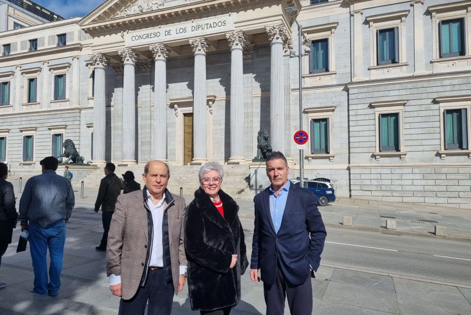 La Ley contra el Maltrato al Mayor, a las puertas del Congreso de los Diputados (Foto: Pablo Recio)