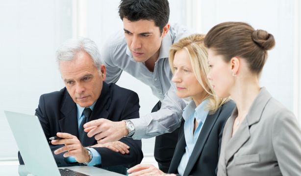 El liderazgo intergeneracional, necesario para impulsar empresas más sostenibles e inclusivas. Fuente: BigStock.