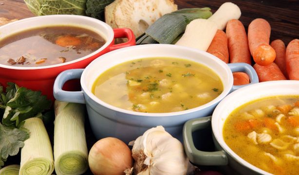 El truco del chef para guardar caldos sin llenar el congelador. Foto: Bigstock.