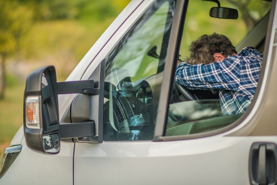 Es mejor parar y dormir un poco que seguir conduciendo con sueño. Fuente: BigStock.