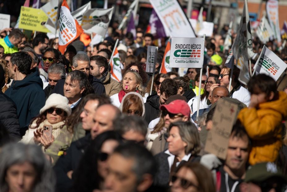 EuropaPress 7293064 varias personas manifestacion contra estatuto marco ministerio sanidad 14 (1)