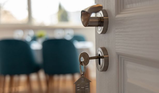 Cuidado: la Policía alerta de que si ves esto en tu puerta, podrían estar vigilando tu casa