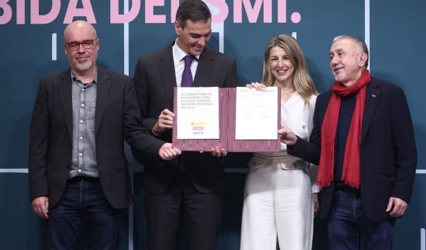 Gobierno y sindicatos firman la subida del SMI para 2026 y Sánchez reprocha a la CEOE que "se borre"