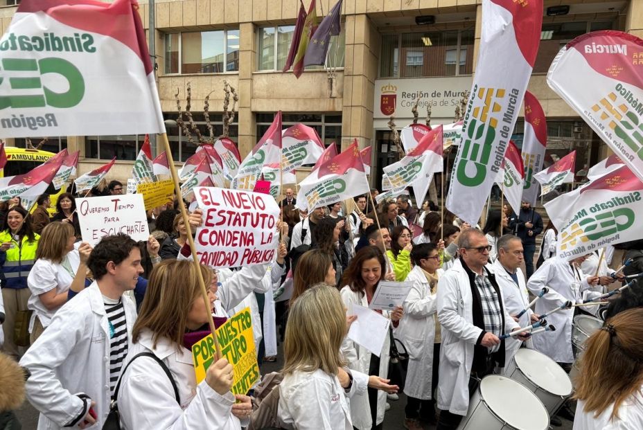 EuropaPress 7297706 concentracion medicos puerta consejeria salud huelga