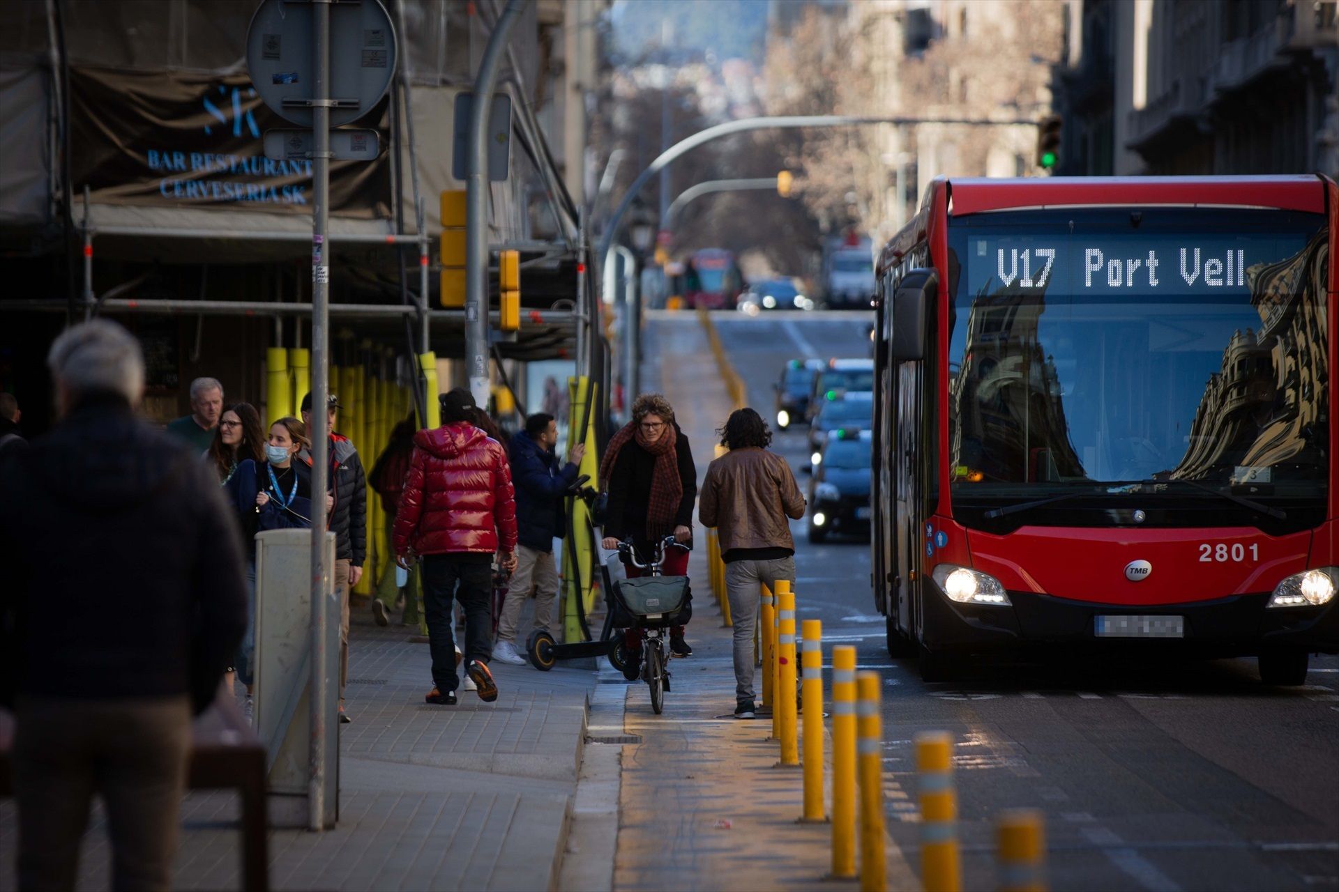EuropaPress 4259301 mujer bicicleta via laietana antes ser peatonal 17 febrero 2022 barcelona