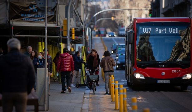 EuropaPress 4259301 mujer bicicleta via laietana antes ser peatonal 17 febrero 2022 barcelona