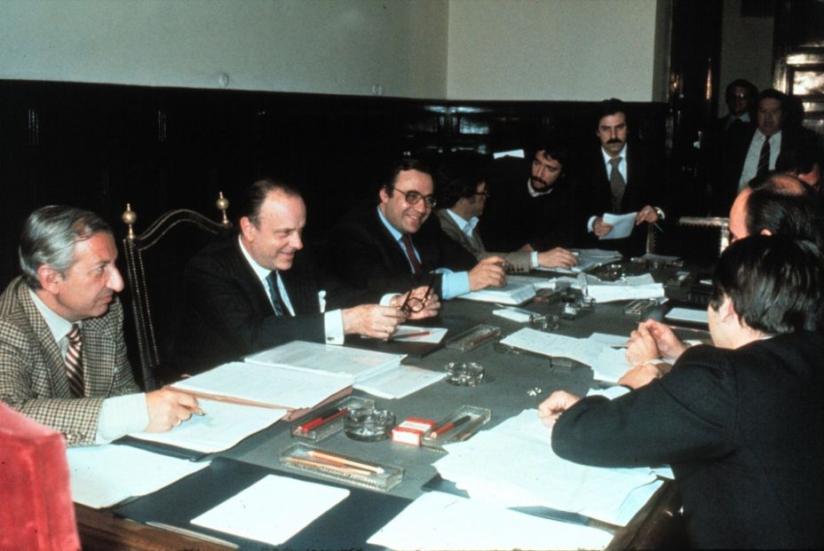 1 DE AGOSTO DE 1977: Constitución de la Ponencia de siete diputados encargados de elaborar el anteproyecto de Constitución Española, estas siete personas, conocidas como los «Padres de la Constitución», fueron Gabriel Cisneros (UCD), José Pedro Pérez-Llorca (UCD), Miguel Herrero y Rodríguez de Miñón (UCD), Miquel Roca i Junyent (Pacte Democràtic per Catalunya), Manuel Fraga Iribarne (AP), Gregorio Peces-Barba (PSOE) y Jordi Solé Tura (PSUC). Fuente: Europa Press. 1 DE AGOSTO DE 1977: Constitución de la Ponencia de siete diputados encargados de elaborar el anteproyecto de Constitución Española, estas siete personas, conocidas como los «Padres de la Constitución», fueron Gabriel Cisneros (UCD), José Pedro Pérez-Llorca (UCD), Miguel Herrero y Rodríguez de Miñón (UCD), Miquel Roca i Junyent (Pacte Democràtic per Catalunya), Manuel Fraga Iribarne (AP), Gregorio Peces-Barba (PSOE) y Jordi Solé Tura (PSUC). Fuente: Europa Press.