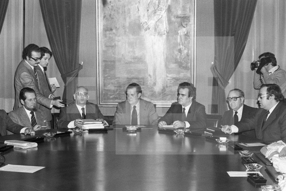 los «Padres de la Constitución», fueron Gabriel Cisneros (UCD), José Pedro Pérez-Llorca (UCD), Miguel Herrero y Rodríguez de Miñón (UCD), Miquel Roca i Junyent (Pacte Democràtic per Catalunya), Manuel Fraga Iribarne (AP), Gregorio Peces-Barba (PSOE) y Jordi Solé Tura (PSUC) 1 DE AGOSTO DE 1977:. Fuente: Europa Press. los «Padres de la Constitución», fueron Gabriel Cisneros (UCD), José Pedro Pérez-Llorca (UCD), Miguel Herrero y Rodríguez de Miñón (UCD), Miquel Roca i Junyent (Pacte Democràtic per Catalunya), Manuel Fraga Iribarne (AP), Gregorio Peces-Barba (PSOE) y Jordi Solé Tura (PSUC) 1 DE AGOSTO DE 1977:. Fuente: Europa Press.