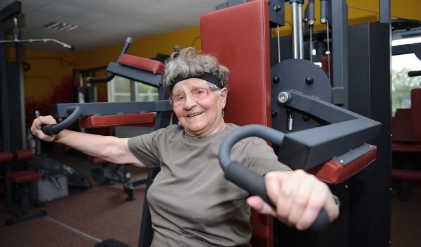 A más fuerza muscular en mujeres mayores, menos riesgo de morir (Bigstock)