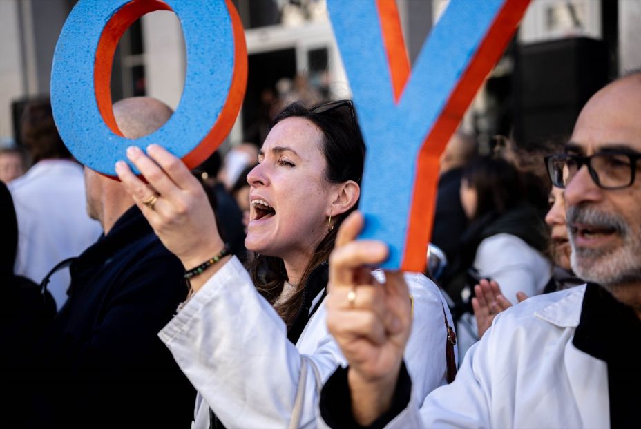 EuropaPress 7299429 medicos manifestandose concentracion frente hospital gregorio maranon