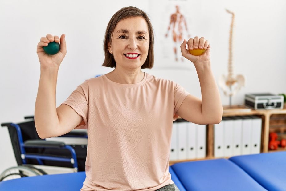 Evaluación en la clínica de la fuerza muscular de una senior. (BigstocK)
