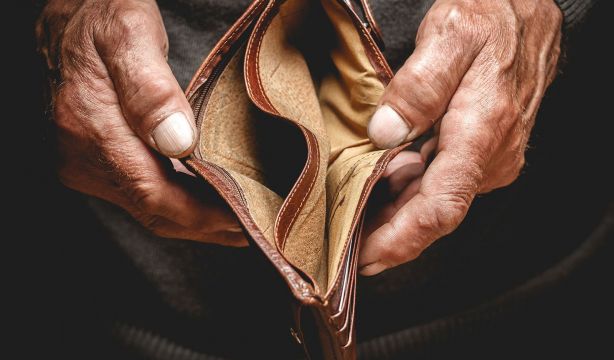 La deuda sube, las pensiones no: Portugal atrapa a mayores entre la austeridad fiscal y la miseria