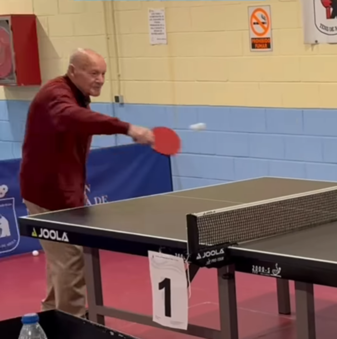 Lalo Soto bate récords jugando al tenis de mesa con 103 años. Fuente: Instagram @manueldelapena.