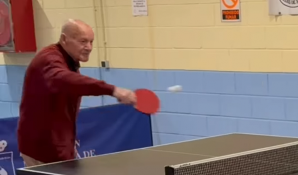 Lalo Soto bate récords jugando al tenis de mesa con 103 años. Fuente: Instagram @manueldelapena.