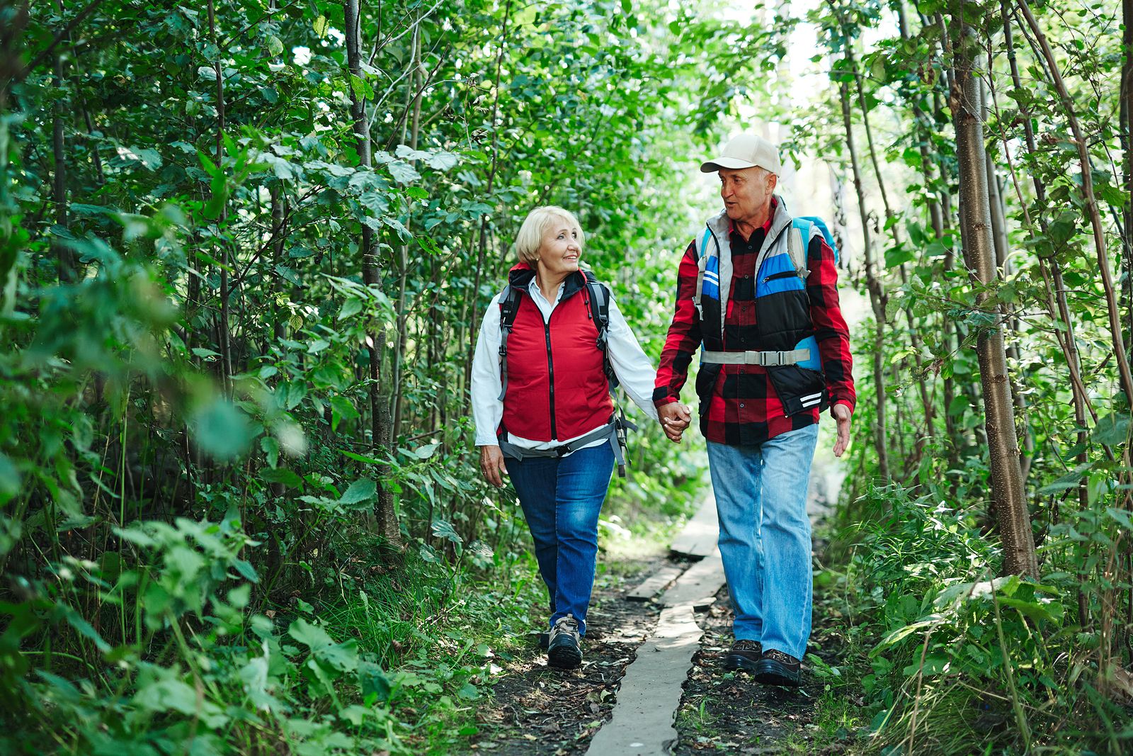 La pareja de jubilados que está dando su segunda vuelta al mundo de mochileros. Fuente: BigStock.