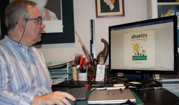 “abuel@s Manual de resistencia pacífica” es la última obra escrita por Quique Jiménez Silva.
