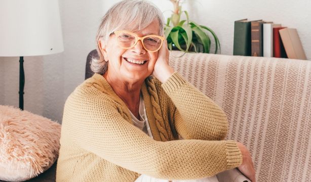 Vivir sola, una oportunidad de crecimiento personal para las mujeres mayores (Bigstock)