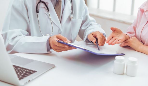 La Justicia declara nulo el despido de un médico de 64 años por considerarlo discriminación por edad