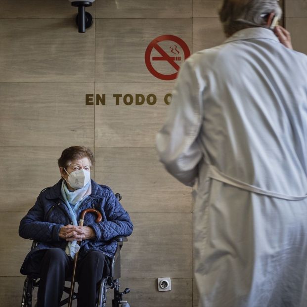 EuropaPress 5116087 senora espera silla ruedas complexo hospitalario universitario tercera