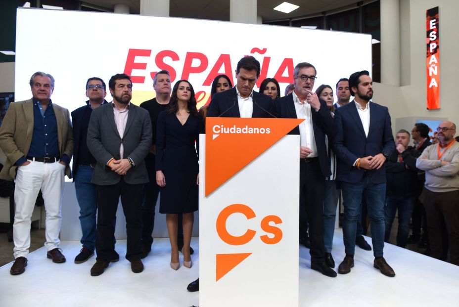 El líder de Ciudadanos Albert Rivera (en el atril) asume los pésimos resultados de su partido en la sede de la formación naranja que ha pasado de los 57 escaños conseguidos en los comicios de abril de 2019 a 10 en no