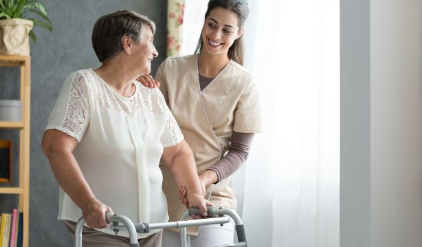 Las mujeres con párkinson acceden menos y más tarde a terapias avanzadas, según un estudio de la SEN