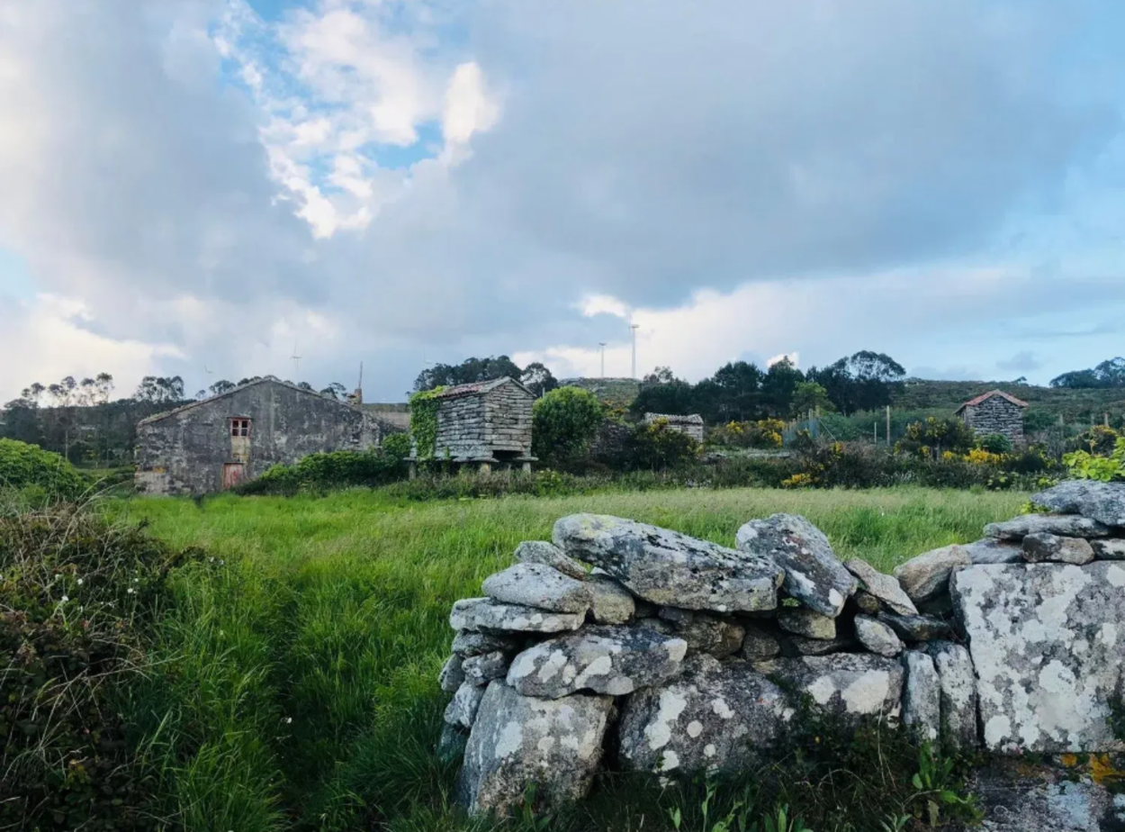 Se vende un pueblo abandonado con vistas al mar por 150.000 euros 