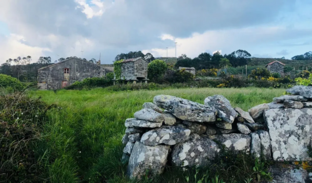 Se vende un pueblo abandonado con vistas al mar por 150.000 euros 