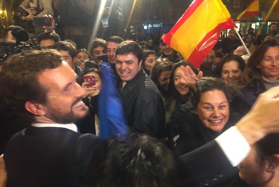 Pablo Casado, rodeado de simpatizantes, celebra el resultado electoral