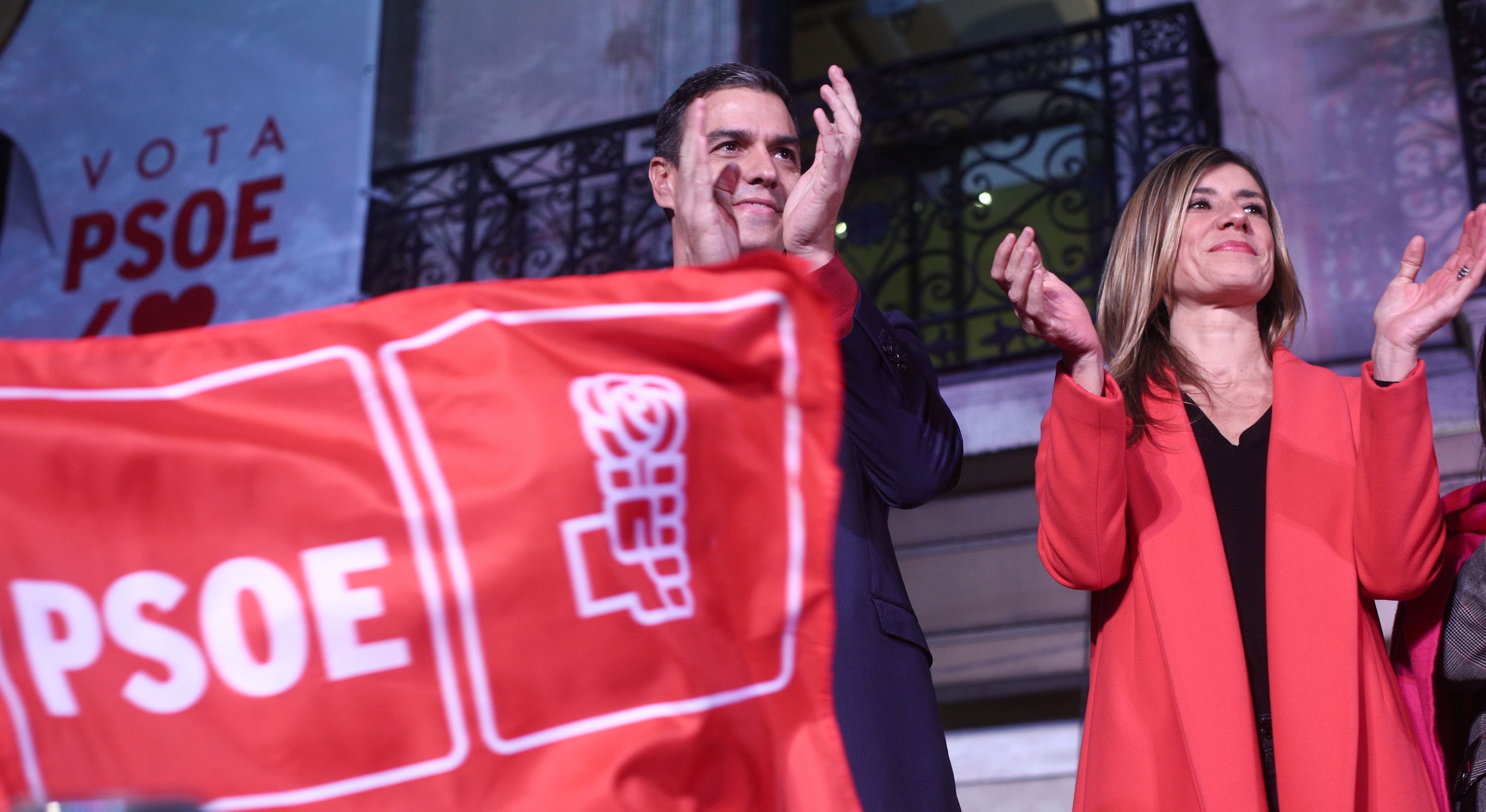 El Secretario general del PSOE y candidato a la presidencia del Gobierno Pedro Sánchez y su mujer Begoña Gómez celebran los resultados del partido durante la noche electoral del 10N en la sede del mismo en Madrid (Es