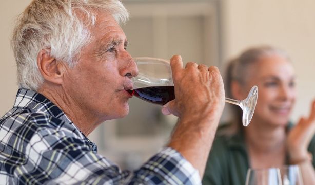 ¿Una copa antes de dormir? La ciencia revela por qué el alcohol arruina tu sueño