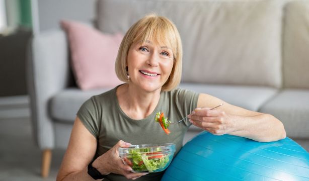 La dieta saludable a los 45 años alarga la vida dos o tres años. (Bigstock)