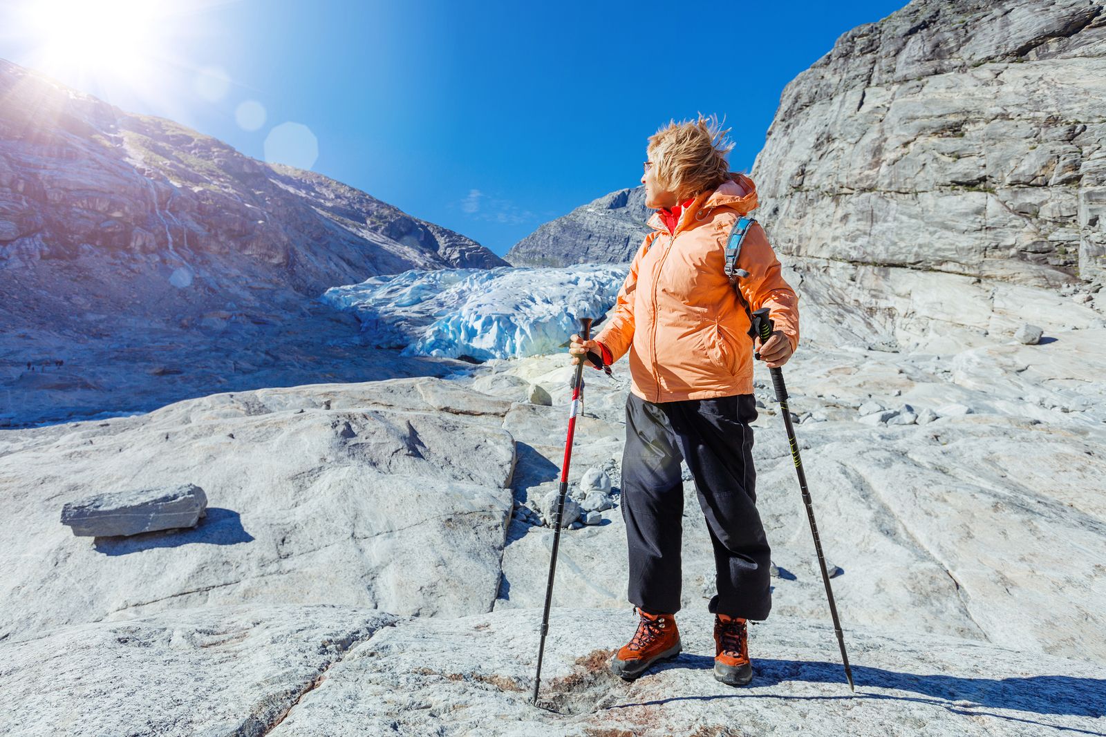 Cómo vestirse para hacer senderismo o trekking según la época del año